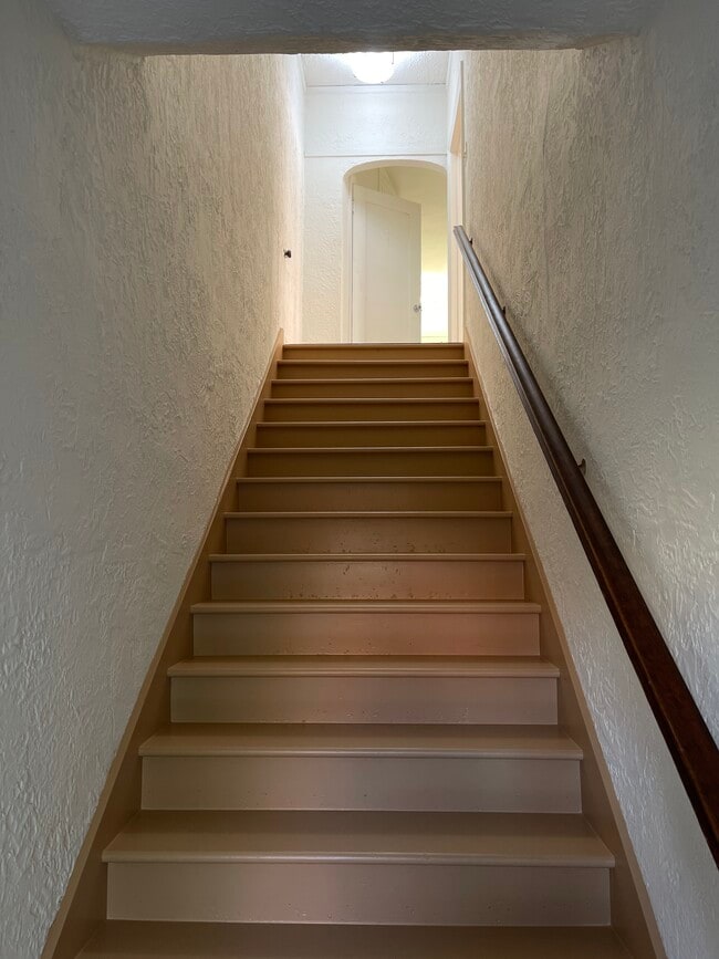 Building Photo - 129 1/2 N Kenmore Ave