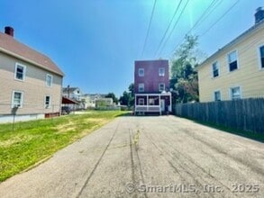 Building Photo - 210 Rosette St