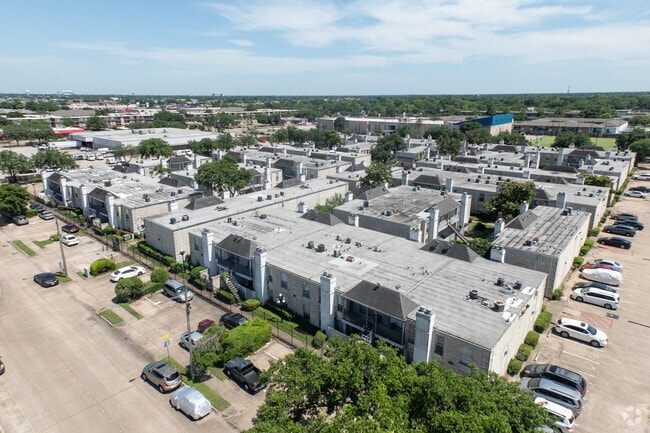 Context - De Moss Condominiums