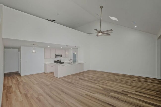 Building Photo - 7612 Woodford Ave