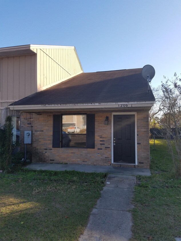Primary Photo - 1206 Stephen Dr
