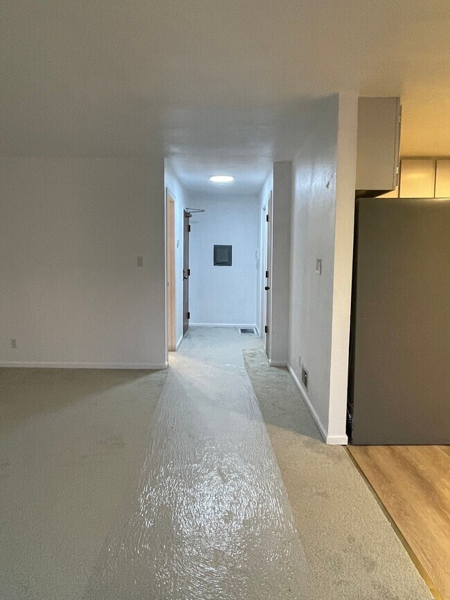 Building Photo - Nice One Bedroom/One Bathroom Unit, Close ...