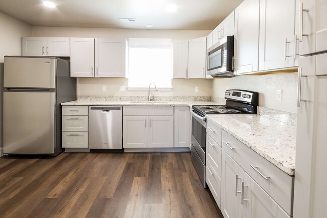 Building Photo - Twin Cedar Apartments -Furnished / Short Term