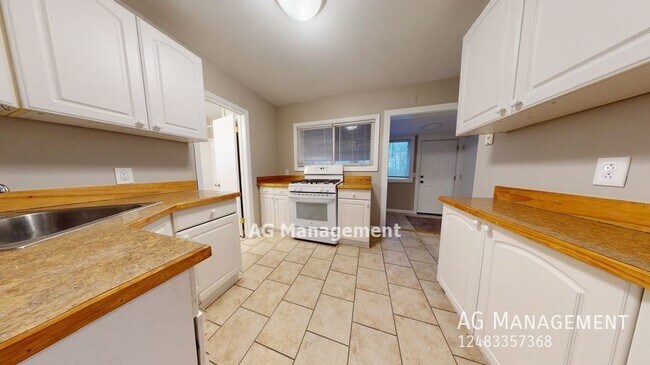 Building Photo - 31 N Eastway Drive - Great 3Bed/1Bath Pont...