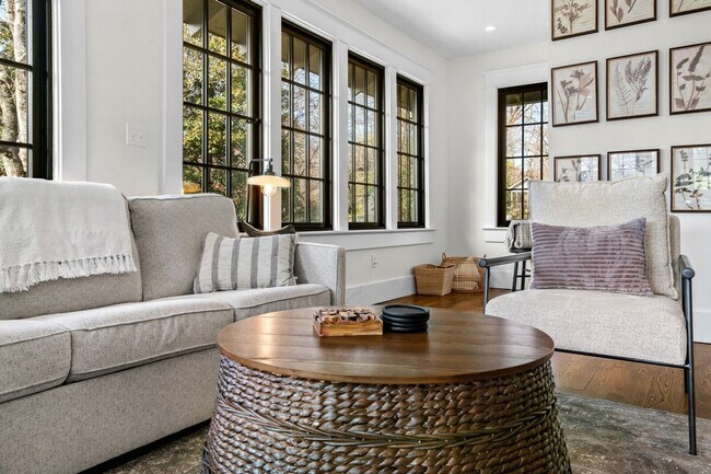 Building Photo - 318 E Dickson St