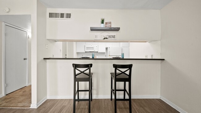 Building Photo - 2814 S Bartell Dr