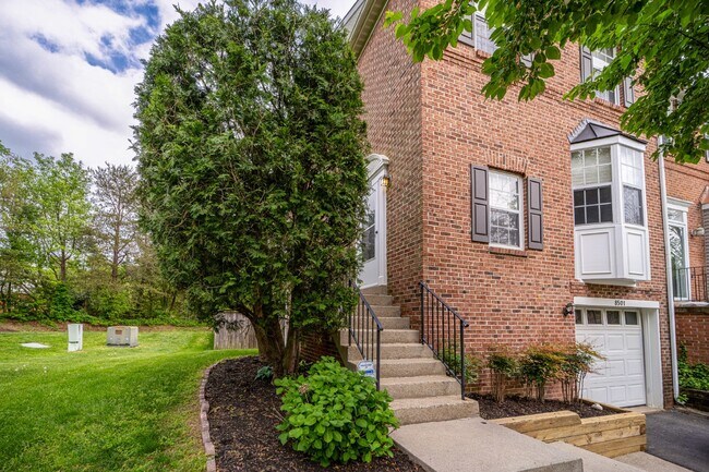 Building Photo - Three-level end unit townhome!