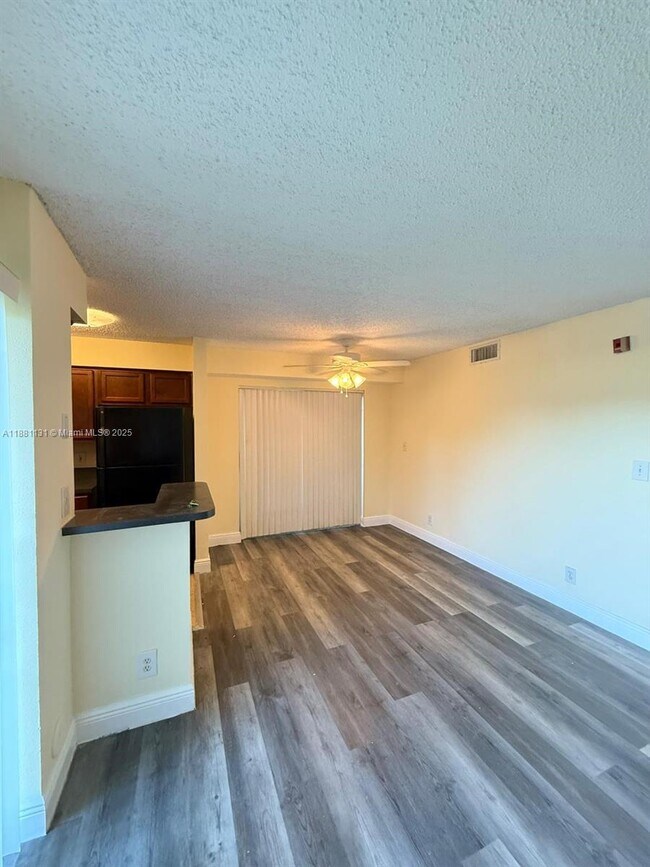 Foto del edificio - 7650 Westwood Dr