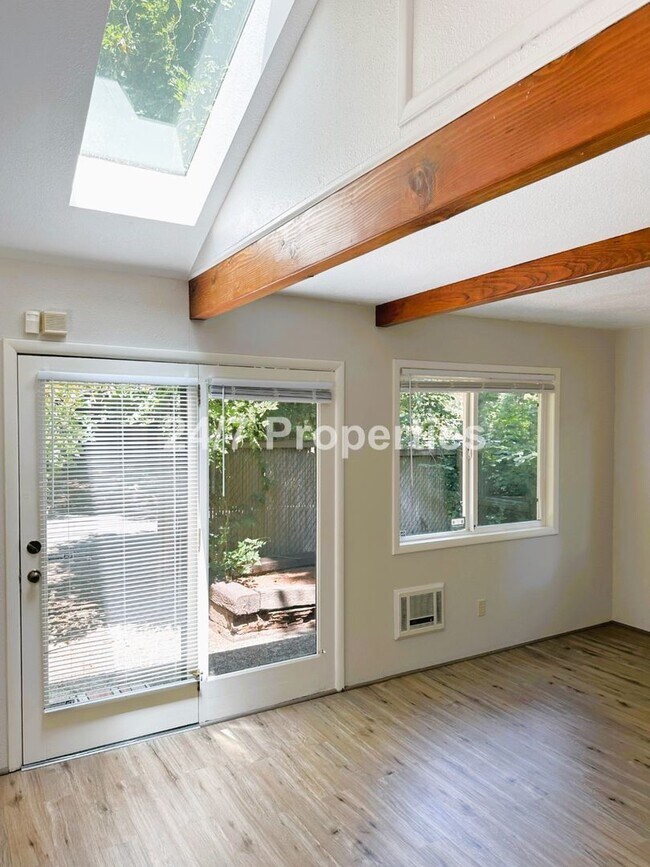 Building Photo - Bright 2 BD | 1 BA Home - A Hidden Gem in Garden Home!