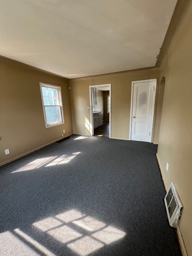 Building Photo - Cute 2 Bedroom with Backyard Located in No...
