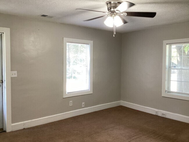 Building Photo - 3 Bedroom 2 bath house Near Prisma Health