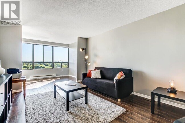 Photo du bâtiment - 1600-1600 Adelaide St N