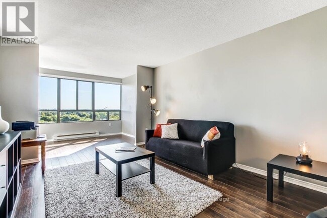 Photo du bâtiment - 1600 Adelaide St N