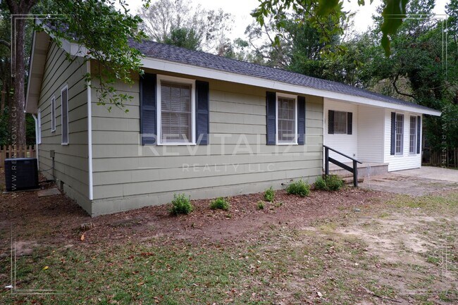 Foto del edificio - Beautiful 4 Bedroom/2 Bathroom House in Mo...