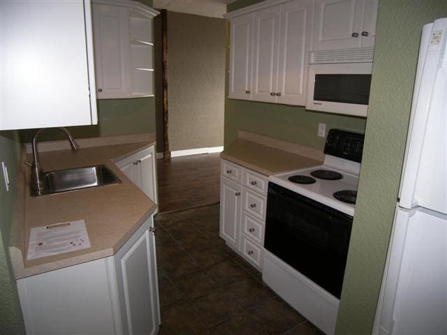 Building Photo - 5572 N Ridge Rd