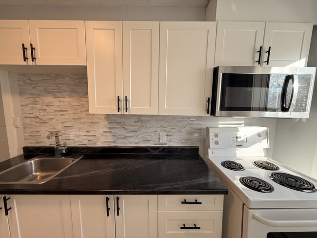 Building Photo - 61 Curry St