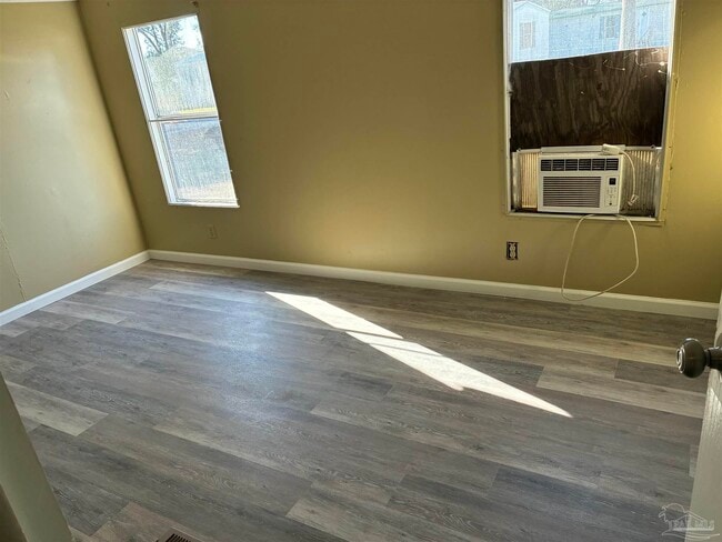 Foto del edificio - 5675 Saufley Field Rd