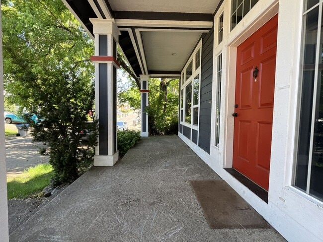 Building Photo - Beautiful 5BD/3BA Home with Soaking Tub, Island Kitchen & Attached 2-Car Garage