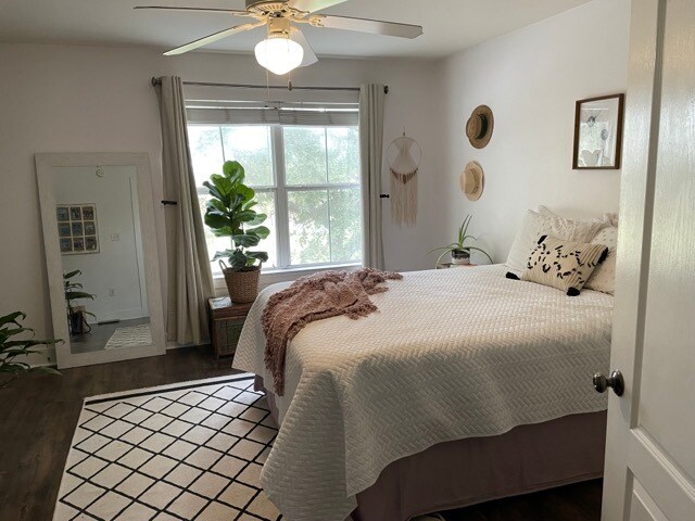 Master bedroom - 423 Twin Lakes Ln