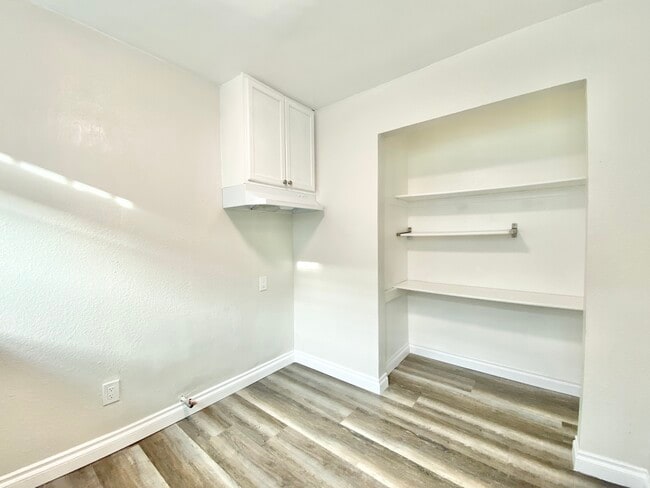 Building Photo - 847 W 84th St