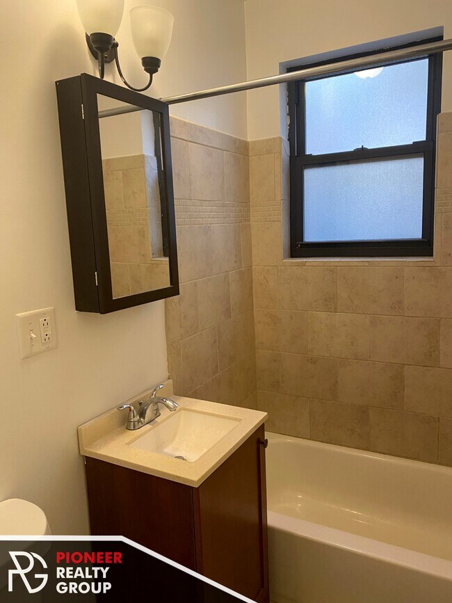 Foto del edificio - 546 W Wellington Ave