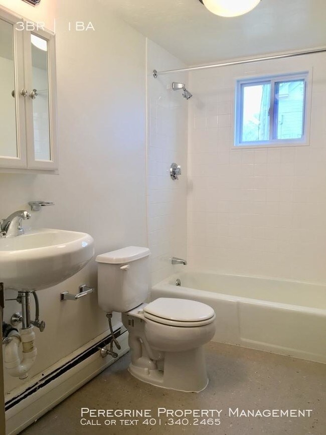 Building Photo - 3 bedroom in Pawtucket RI 02860