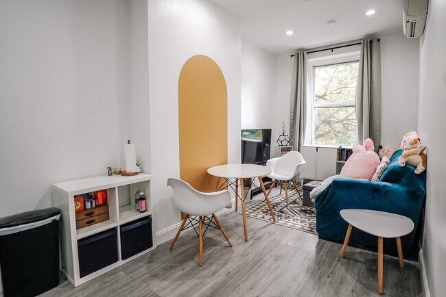 Sala de estar amueblada - 4055 Spruce St