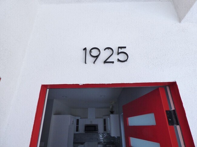 Foto del edificio - 1925 Holly Dr.