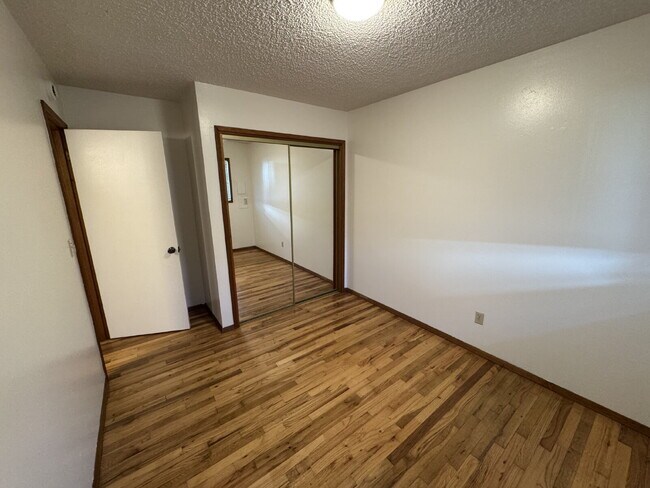 Foto del edificio - Milwaukie 2 Bedroom Duplex **One Portable AC window Included**