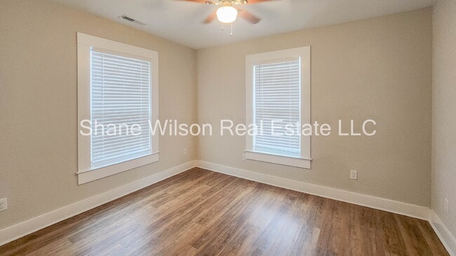 Building Photo - Beautiful 3 bed/ 2 bath home!! Newly remodeled with all updated appliances. Fenced in back yard!!