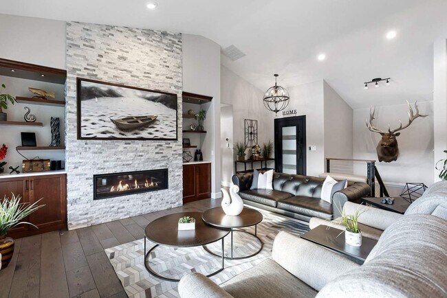 Building Photo - Waterfront  Fully Furnished 3-bedroom 2.5-...
