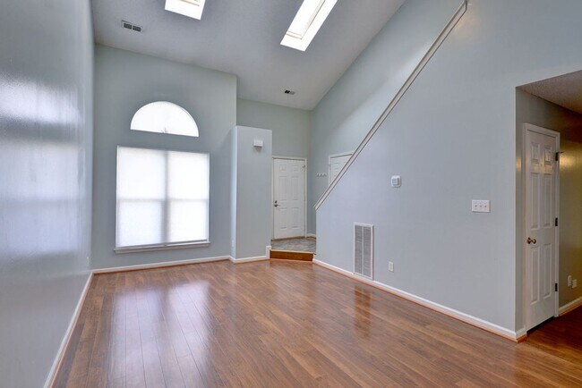 Foto del edificio - Well Maintained Coventry Home