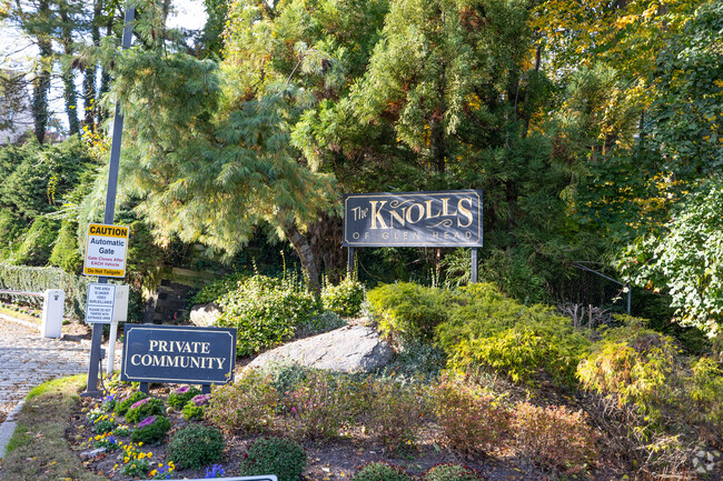 Building Photo - Knolls of Glen Head
