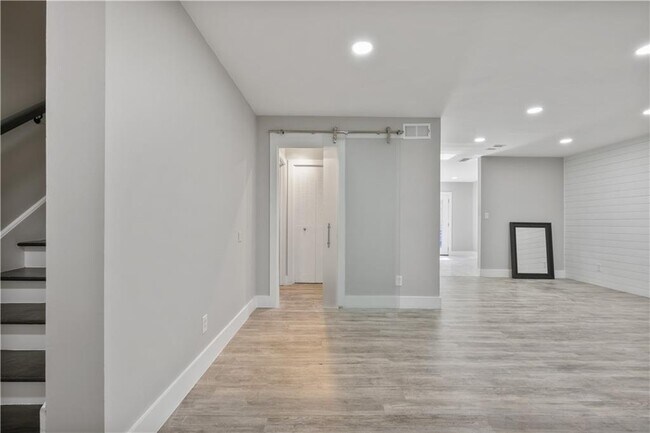 Foto del edificio - 330 Winding River Dr