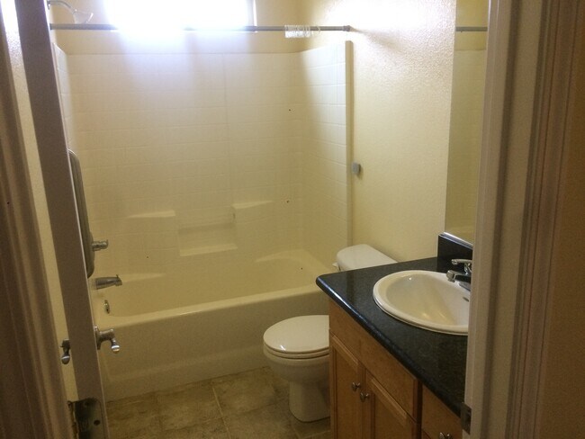 Building Photo - Great Home in Established Neighborhood