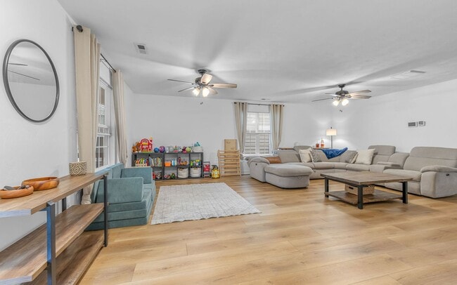 Building Photo - Welcome to your new home near downtown Nor...
