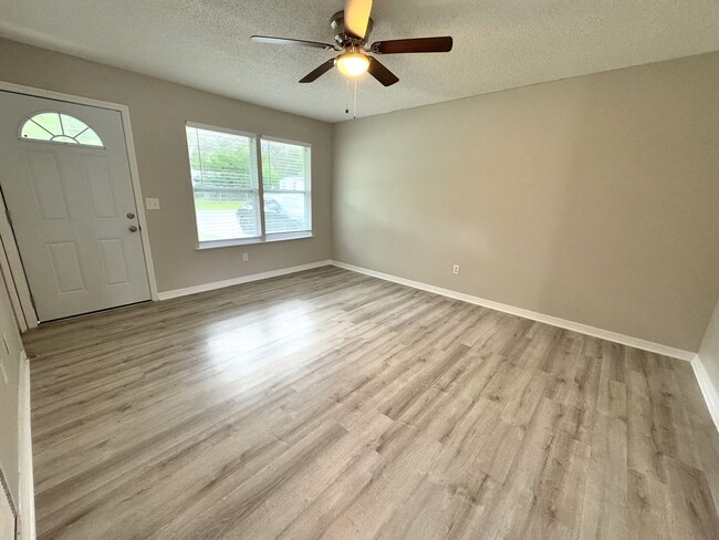 Building Photo - Renovated 3BR/1.5BA Downtown Green Cove Sp...