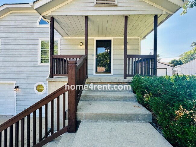 Foto del edificio - Overland Park Raised Ranch, Primary Suite on the Main Level, Updated Kitchen and Fenced Yard!