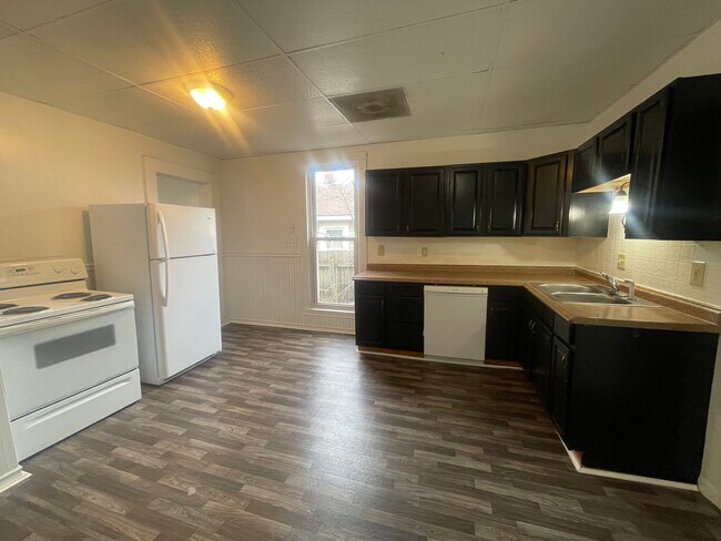 Foto del edificio - Available Now  LARGE 3 Bedroom 1 bath house