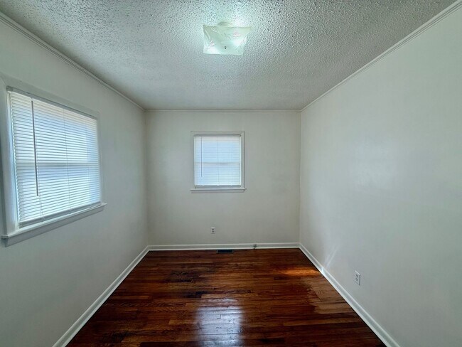 Foto del edificio - Two bedroom, 1 bath house in Burlington