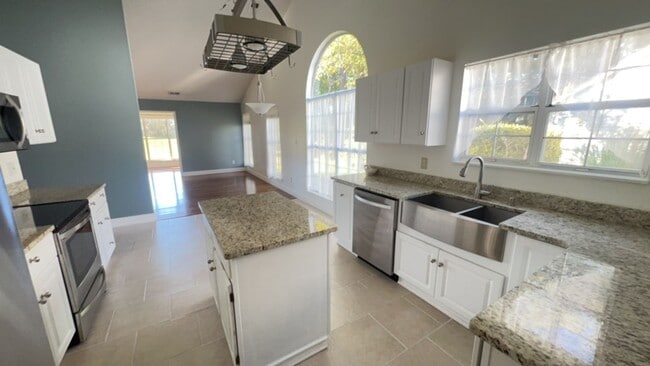 Building Photo - LIVE THE GOOD LIFE at this wonderful ranch...