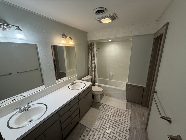 Building Photo - 1316 S Johnston Ave