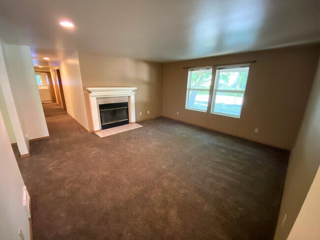 Building Photo - 3 Bed, 2 Bath 1 block from CWU