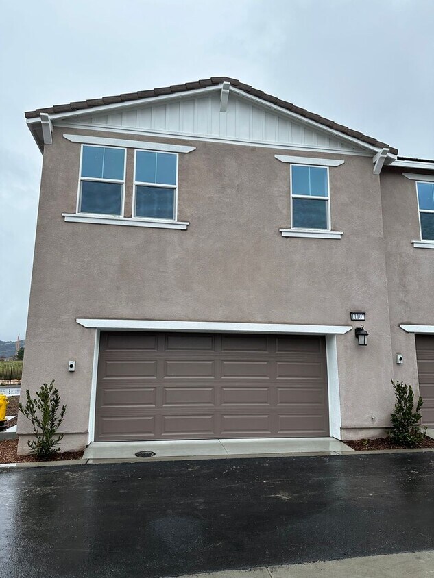 Foto principal - 1 Year Old Lenner 3 Bedroom + Loft Condo i...