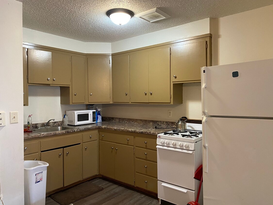 Kitchen - 215 Minnesota S Ave