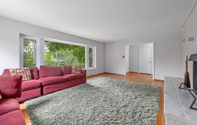 Building Photo - 376 La Cuesta Dr