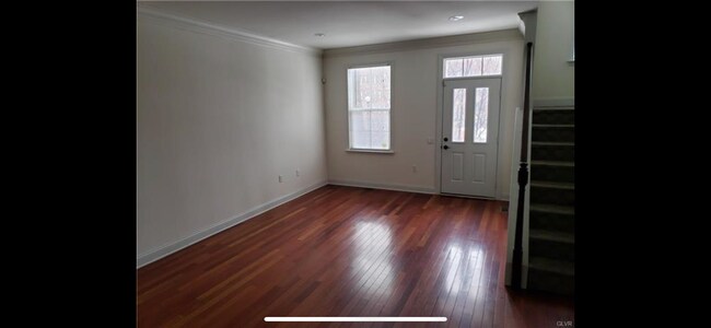 Sala de estar, puerta al patio exterior. - 805 Evans St