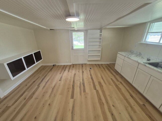 Building Photo - Fully Renovated 2-Bedroom in Elsmere – Off-Street Parking & Yard Space