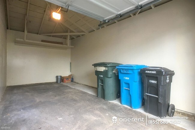 Building Photo - 2 br, 1 bath Duplex - 517 Rollins Rd -