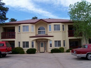 Building Photo - 512 W Longhorn Rd